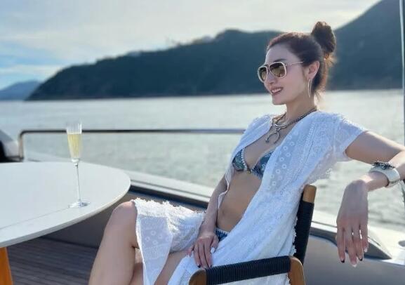 52歲李嘉欣超辣
