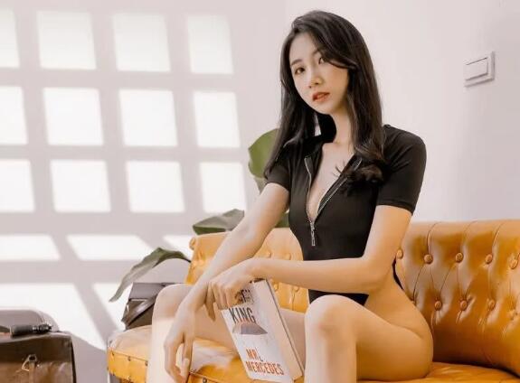 電豹女泳裝直逼大腿根