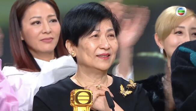 台慶頒獎禮︳曾勵珍得獎 網民指江美儀冇拍掌？2張圖力證視后被屈