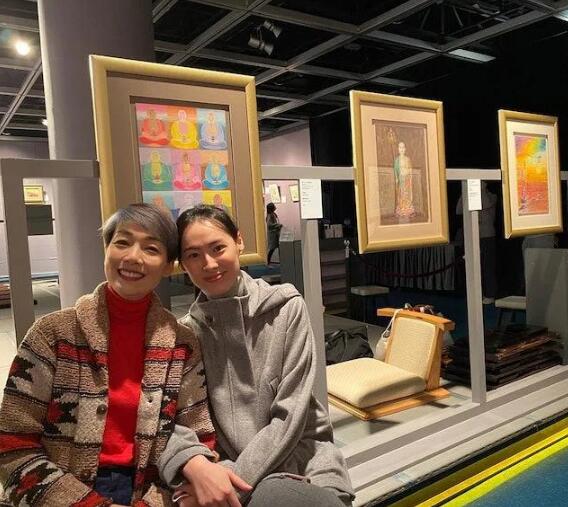 江美儀偕郭柏妍出席「佛系」畫展 梁洛施心郁郁想挑選水墨畫