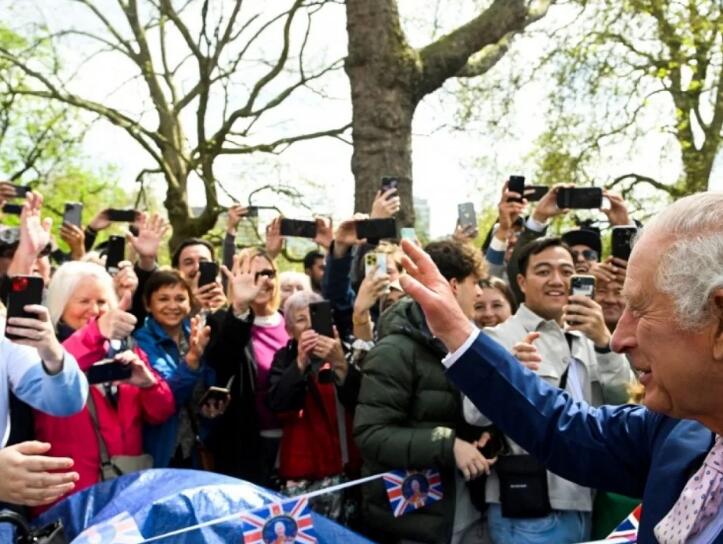 英王查理斯三世加冕典禮今舉行 綵排後現身與民眾交談