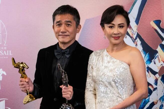 夫妻首露面！梁朝偉、劉嘉玲「台下零互動」