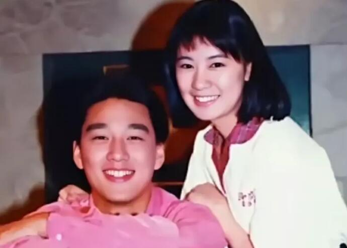 賈靜雯16歲清純校花照出土！合體「大咖男神」被瘋傳：顏值沒變過